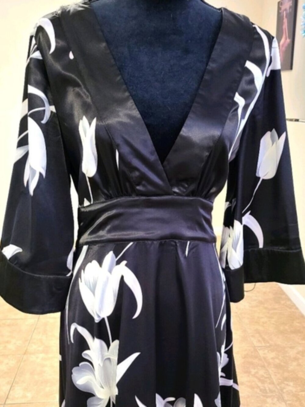 Chic star Goth Satin Asian Floral Kimono Belted White Tulip Trim Dress NWOT